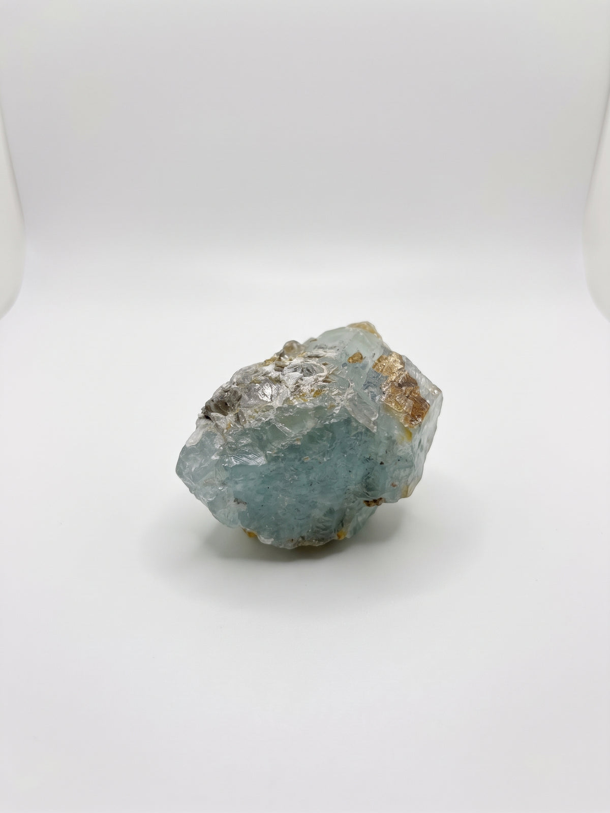 aquamarine specimen with hexagonal structure