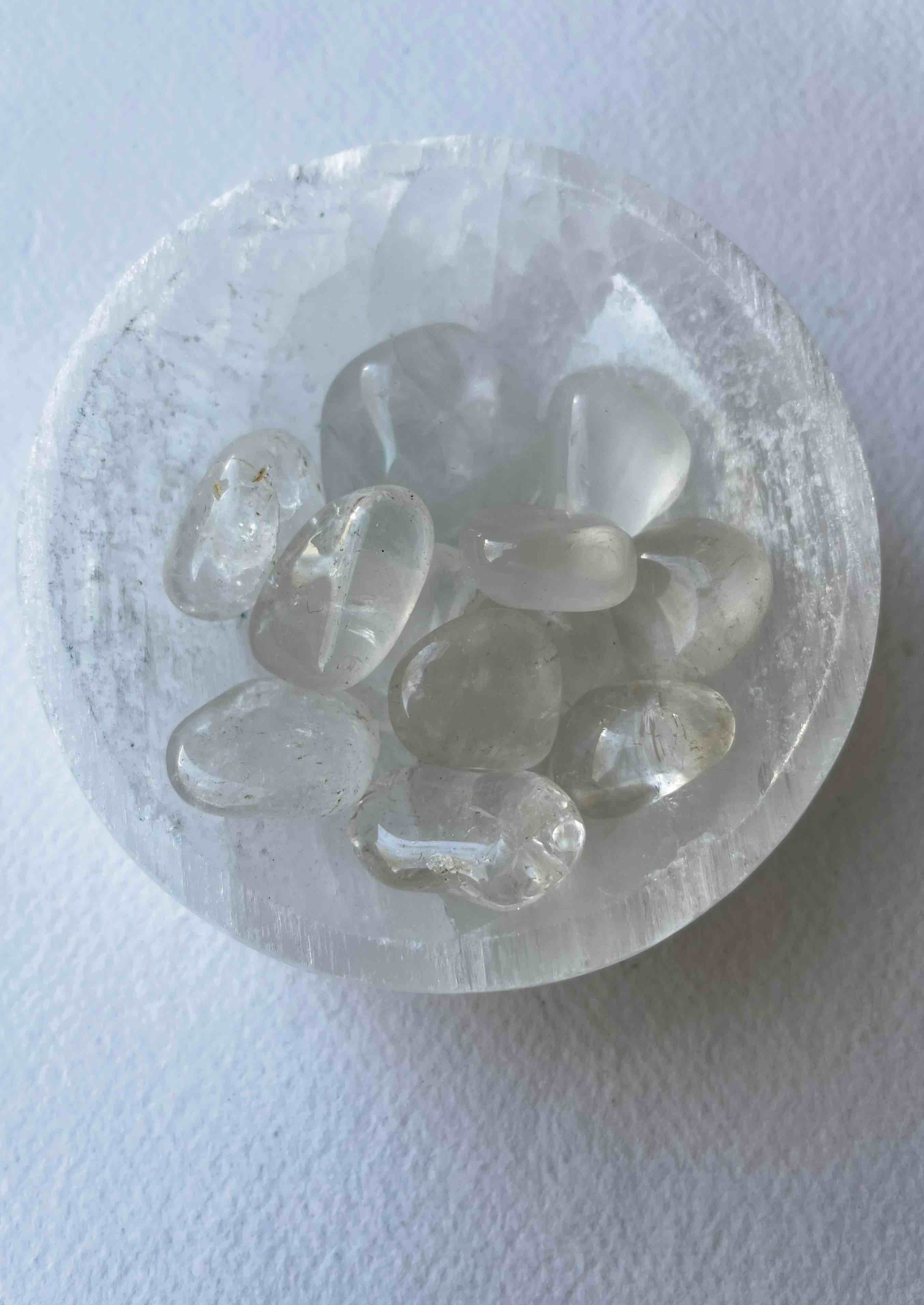 Tumbled clear quartz stones – polished healing crystals for energy amplification, clarity, and spiritual balance